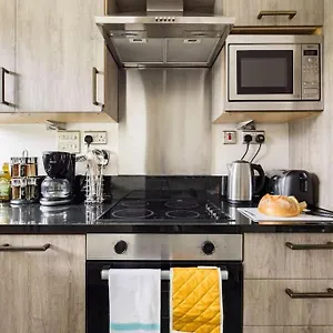 Wild Roses Serviced - Tower Bridge Apartment London