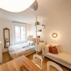 beautiful-central-apartment-steps-from-lake-and-water-jet.genevahotels4all.com/
